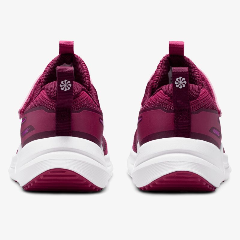 Auffällige Sneaker in kräftigem Rot mit weißer Sohle und modernem Design. Komfort und Stil