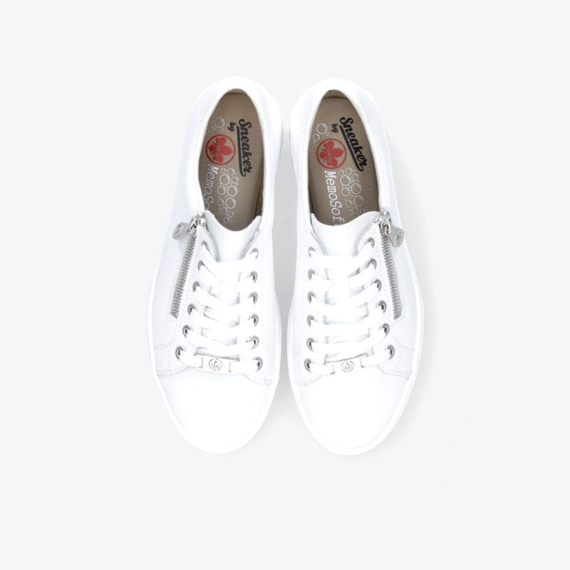 Stilvolle weiße Sneaker mit bequemer Passform und Schnürsenkeldesign, ideal für vielseitige Looks.