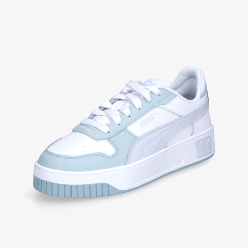 Moderner weiß-blauer Sneaker mit Plateau-Sohle und Schnürung, sportlich und bequem im schräg vorne Blickwinkel