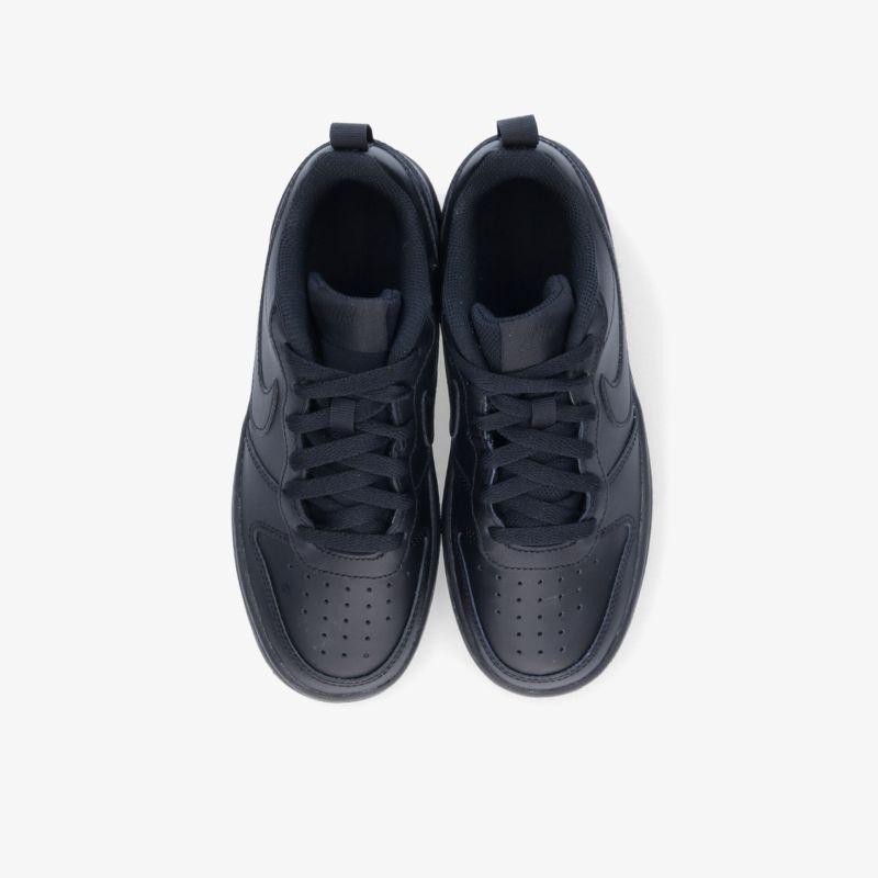 Schwarze Sneaker im Paar, bequeme und sportliche Schuhe mit gepolstertem Innenfutter und robustem Sohlenrand