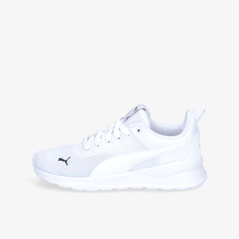 Weißer Sneaker mit leichtem und atmungsaktivem Design für optimalen Tragekomfort und sportlichen Stil.