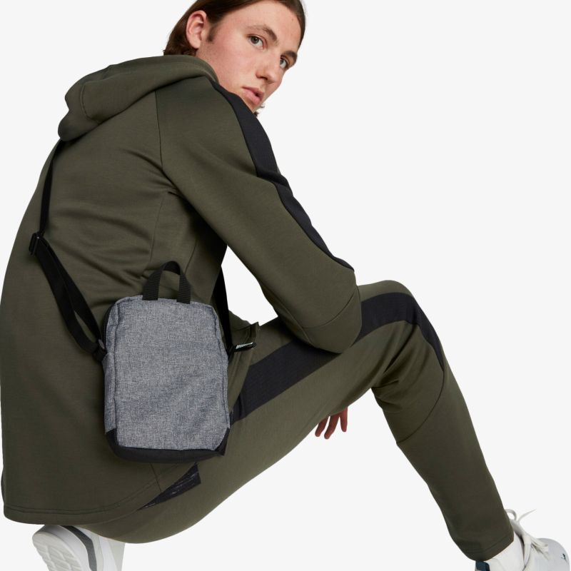 Moderner Kapuzenpullover in Khaki mit kontrastierenden Details. Perfekt für sportliche Freizeitoutfits.