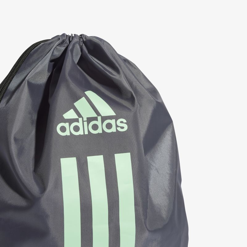 Adidas Sportbeutel mit ikonischem Logo und streifen, ideal für Sport und Freizeit mit praktischem Kordelzug