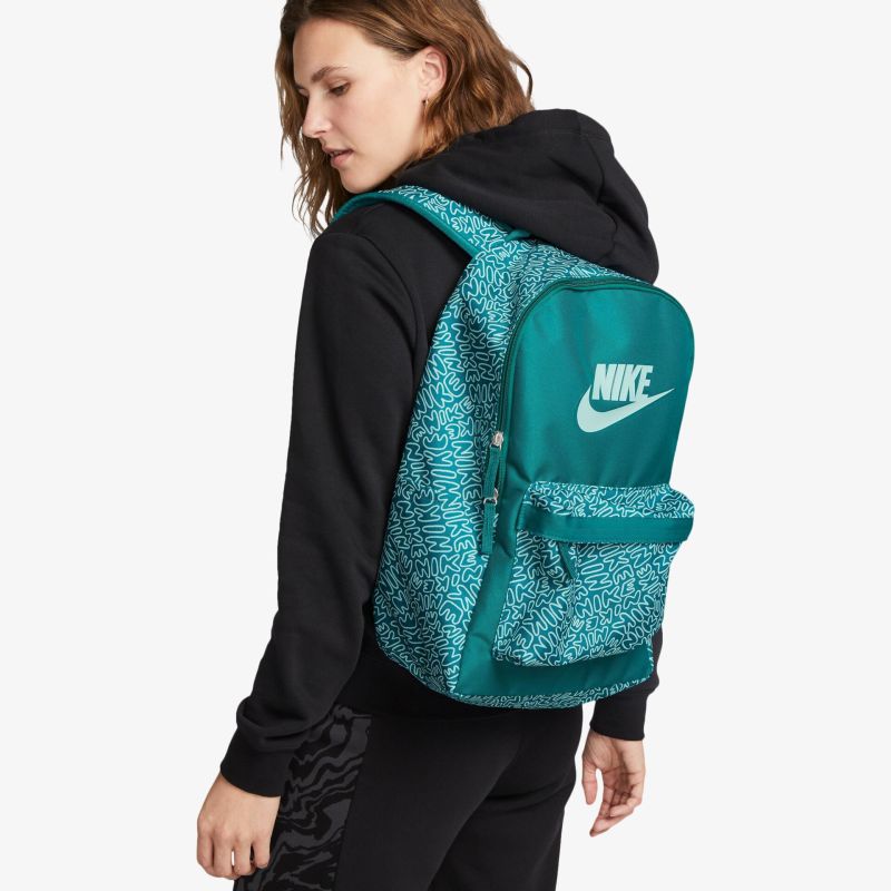 Türkiser Nike Rucksack mit modernem Design, perfekt für Alltag und Freizeit. Vielseitig und geräumig.