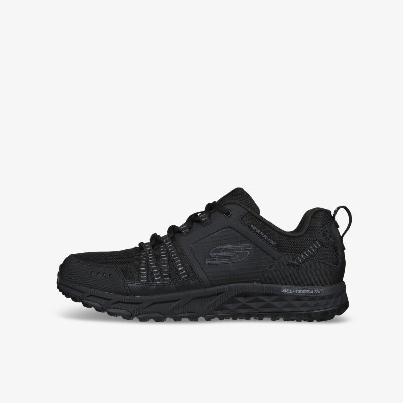 Schwarzer Sportschuh mit robuster Sohle und gepolstertem Innenfutter für optimalen Komfort und Halt.