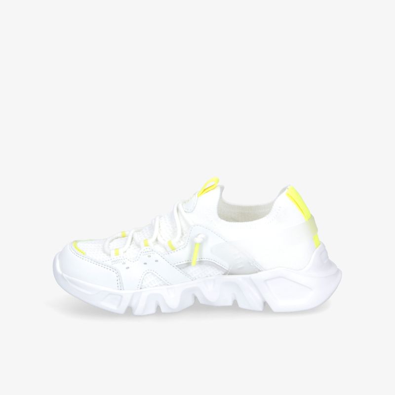 Moderner weißer Sportschuh mit gelben Akzenten, leichter und flexibler Schuh für hohen Tragekomfort selbst bei viel Bewegung