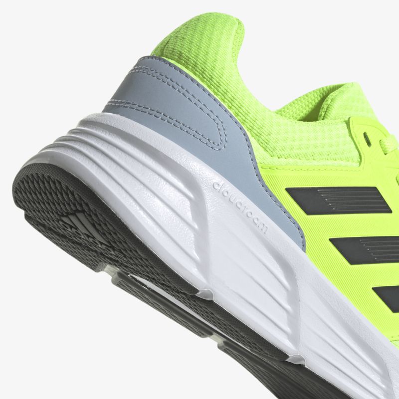 Grüner Sportschuh mit markantem Design und weicher Dämpfung für optimalen Komfort.