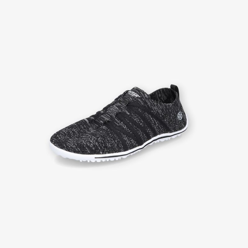 Moderner schwarzer Sneaker mit flexibler Sohle und atmungsaktivem Material für optimalen Tragekomfort.