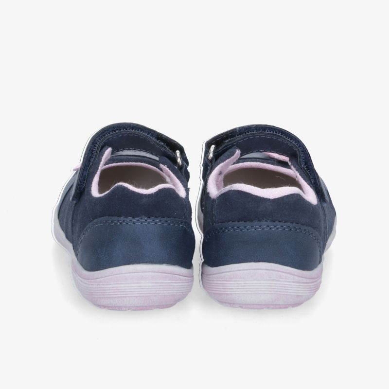 Bequeme und robuste blaue Schuhe mit rutschfester Sohle, stilvollem Design und atmungsaktiven Materialien.