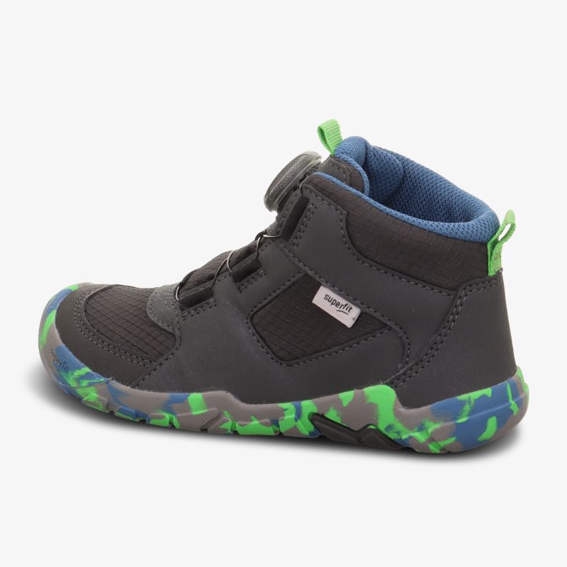 Moderner Outdoor-Schuh mit robuster Sohle in Camouflage-Optik, ideal für Abenteuer und täglichen Tragekomfort.