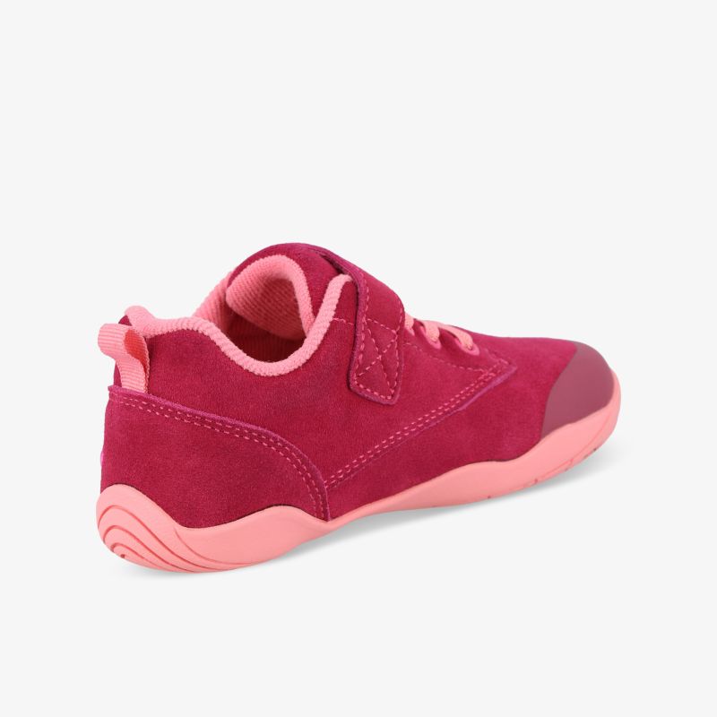 Sportlicher und bequemer Schuh mit robuster Sohle und flexiblem Design, ideal für aktive Nutzung