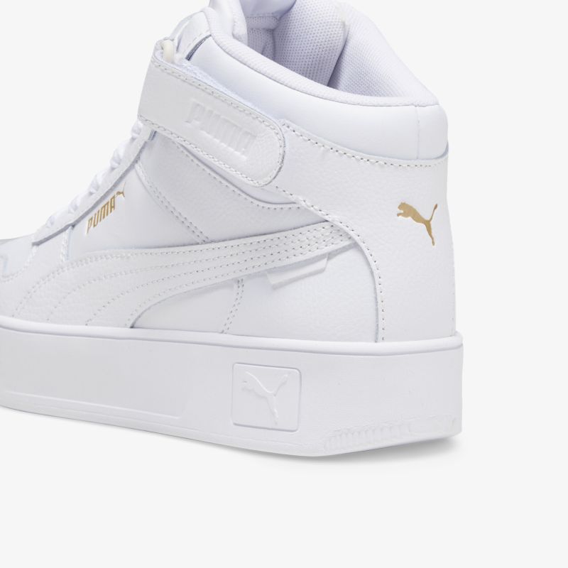 Weißer Puma Sneaker mit gepolstertem Knöchelbereich und robustem Leder in schräger hinterer Ansicht