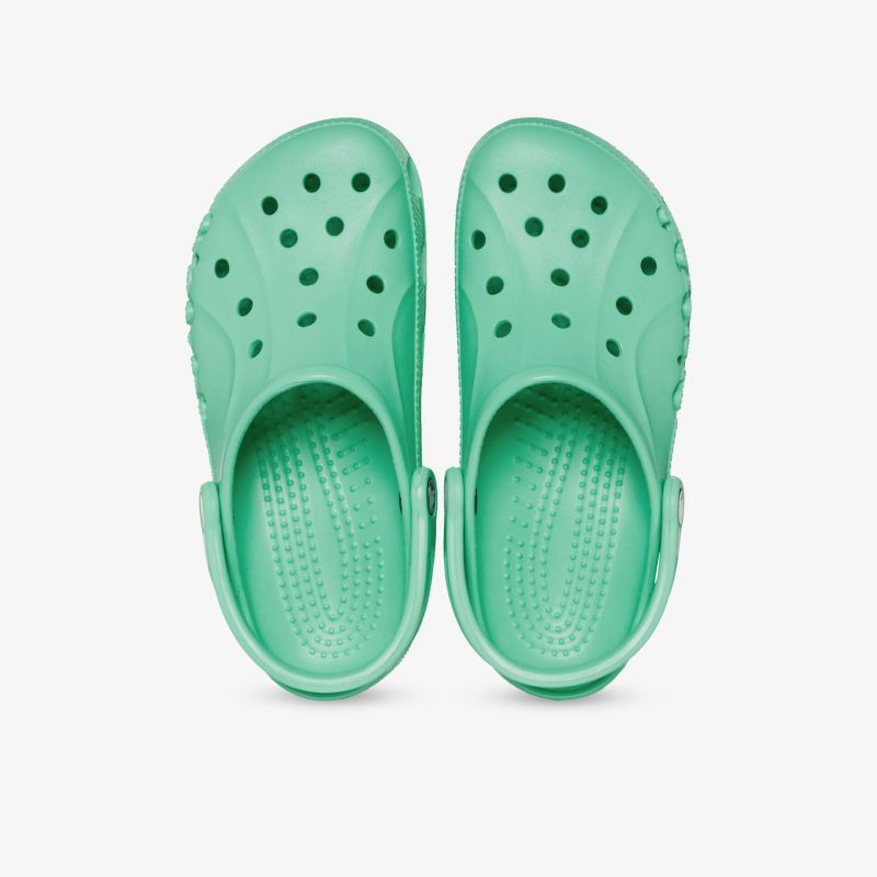 Grünes Paar leichter, atmungsaktiver und bequemer Schuhe mit rutschfester Sohle für vielseitigen Einsatz