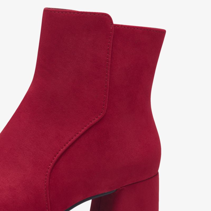 Roter Stiefel mit hohem Blockabsatz und elegantem, weichem Material für eine bequeme Passform
