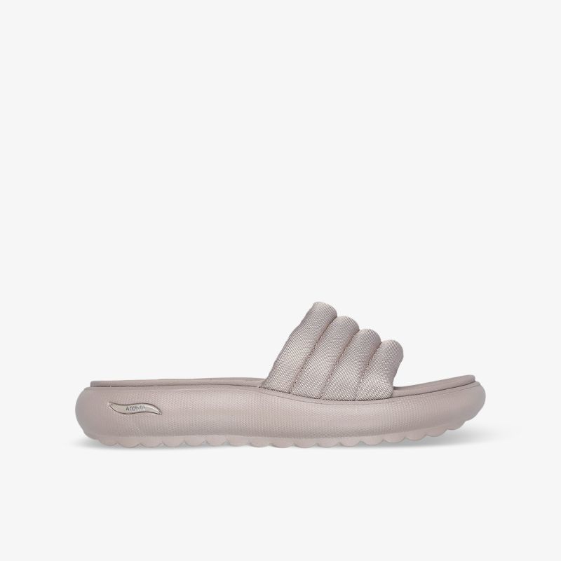 Seitliche Ansicht einer weichen, gepolsterten Sandale mit rutschfester Sohle und ergonomischem Design für maximalen Komfort