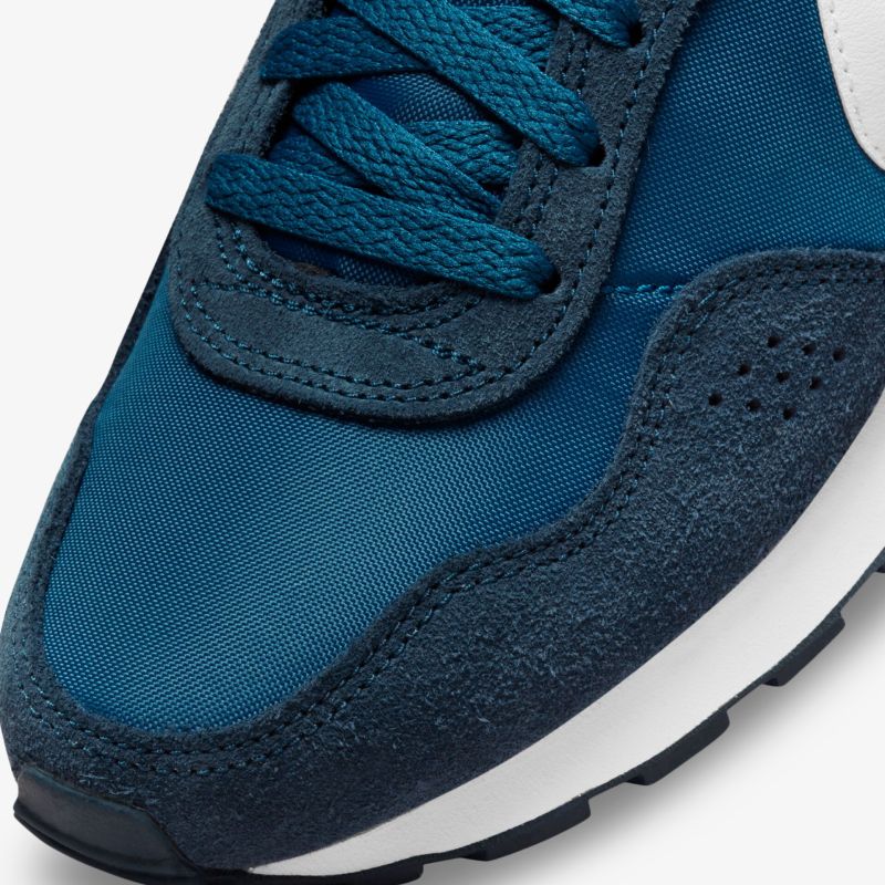 Moderner blauer Sportschuh mit atmungsaktivem Material und strapazierfähigem Design für optimalen Komfort.