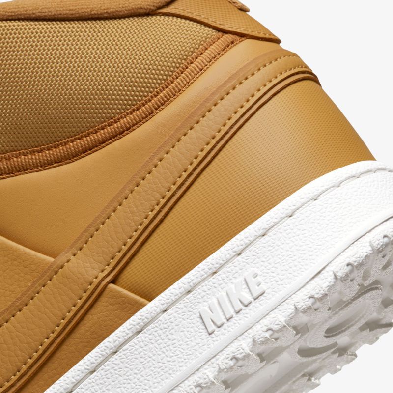 Detailaufnahme eines modernen Sneaker aus Leder mit kontrastierender Sohle. Stilvoll und robust.