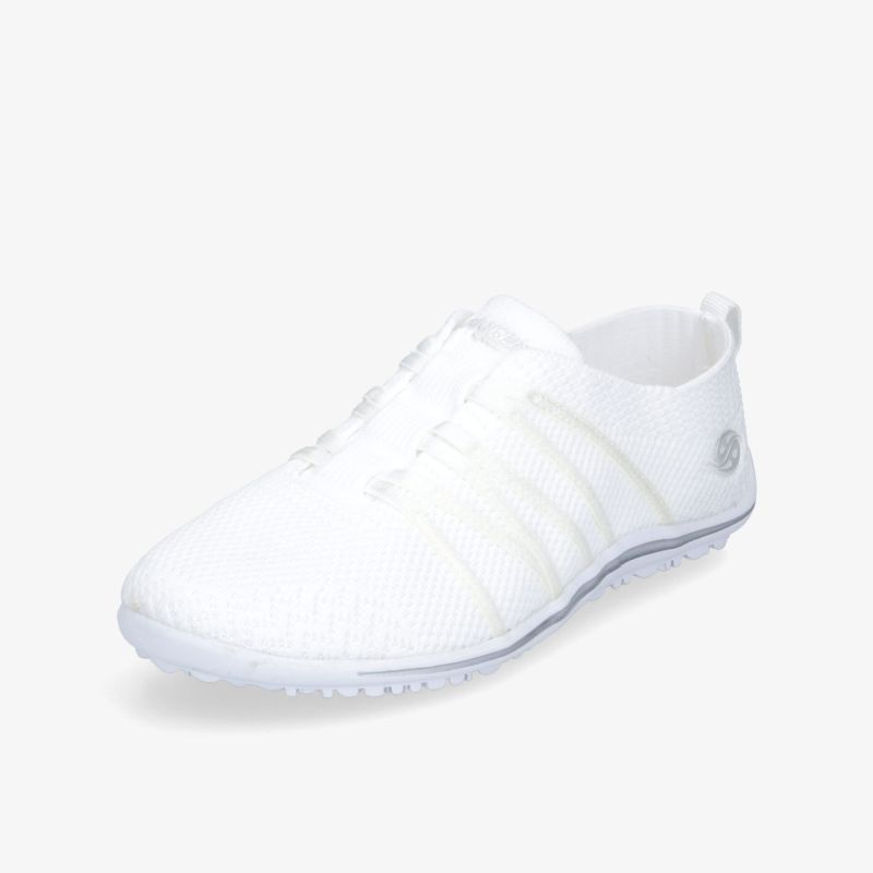 Klassischer weißer Schuh mit niedrigem Profil und modernen Akzenten, perfekt für vielseitige Freizeitaktivitäten.
