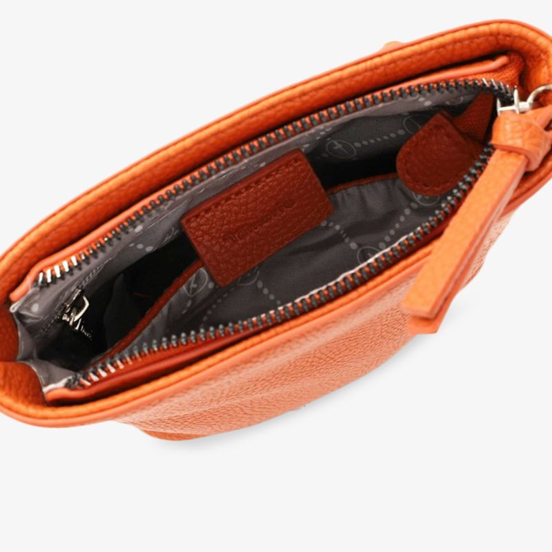 Offene orangefarbene Tasche mit Reißverschluss und sichtbarem Innenfach, praktisch und modern gestaltet