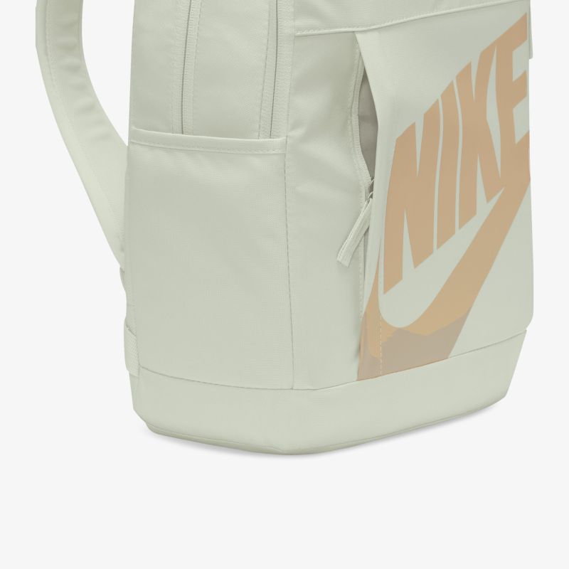Seitlicher Detailausschnitt eines beigen Nike Rucksacks mit großem Logo und Reißverschlussfach