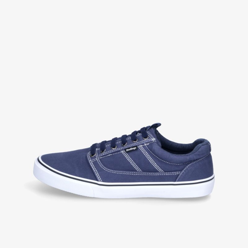 Blauer Sneaker mit weißer Sohle und sportlichem Design, bequemer leichter Schuh für den Alltag