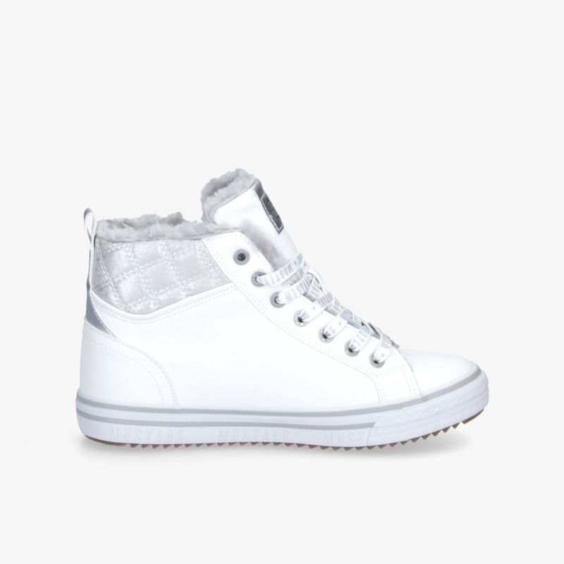 Moderner weißer Sneaker mit hohem Schaft und bequemer Passform, ideal für vielseitige Outfits und sportliche Anlässe.