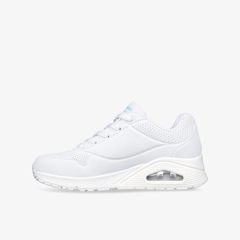 Moderner weißer Sneaker mit luftgepolsterter Sohle und atmungsaktivem Material für hohen Tragekomfort