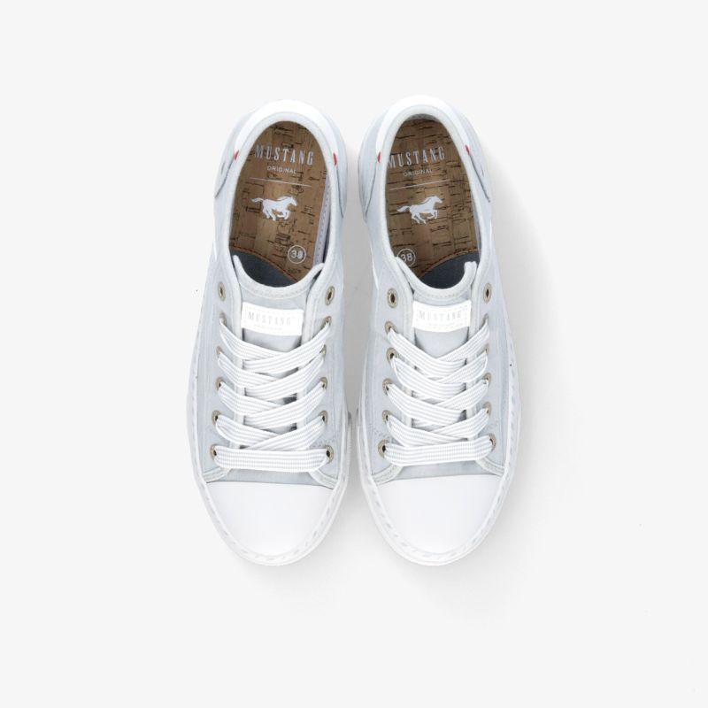 Elegante weiße Sneakers mit Schnürung für stilvolle Auftritte und hohen Tragekomfort.