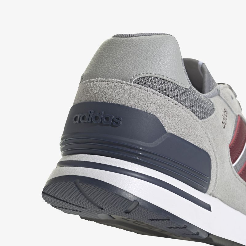 Moderner grauer Sneaker mit optimaler Dämpfung und stilvollem Design für sportlichen Komfort im Alltag.