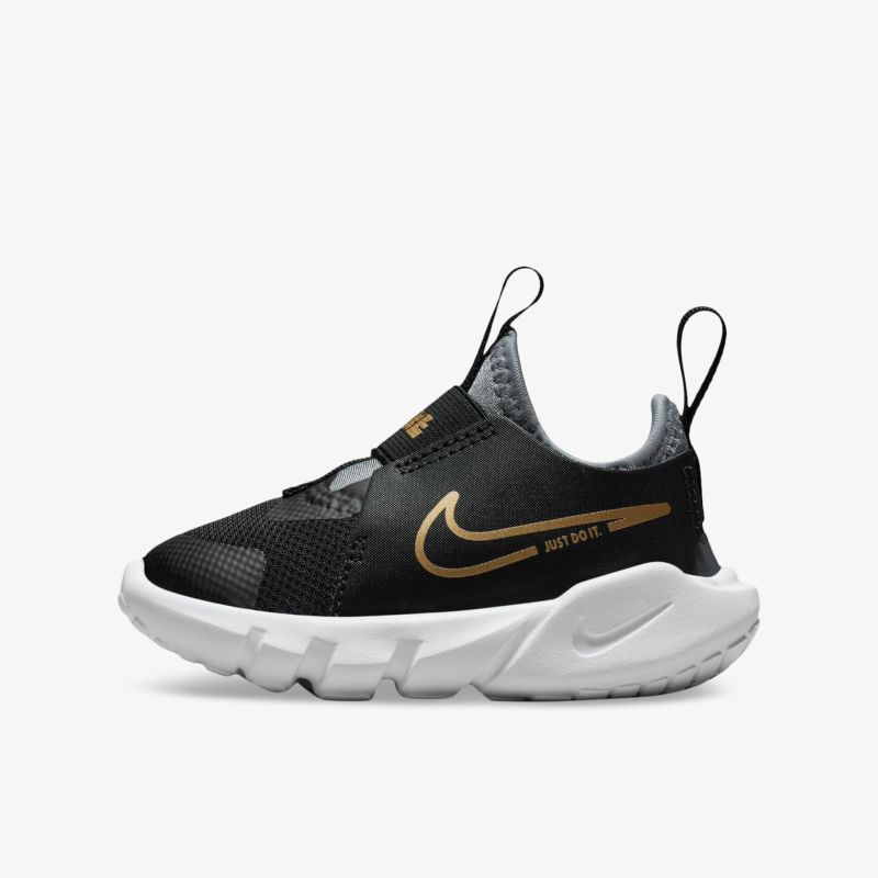 Moderner schwarzer Sneaker mit goldenem Logo und weißer Sohle, ideal für Sport und Freizeit.