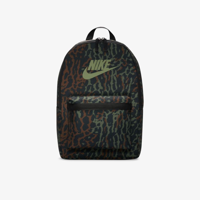 Stylischer Rucksack mit Tarnmuster und markantem Logo, ideal für Alltag und Freizeitaktivitäten.