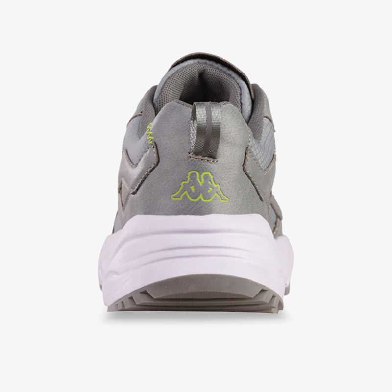 Grauer Sneaker mit weißer Sohle und gelbem Detail, rutschfestes Design, ideal für Sport und Freizeitaktivitäten.