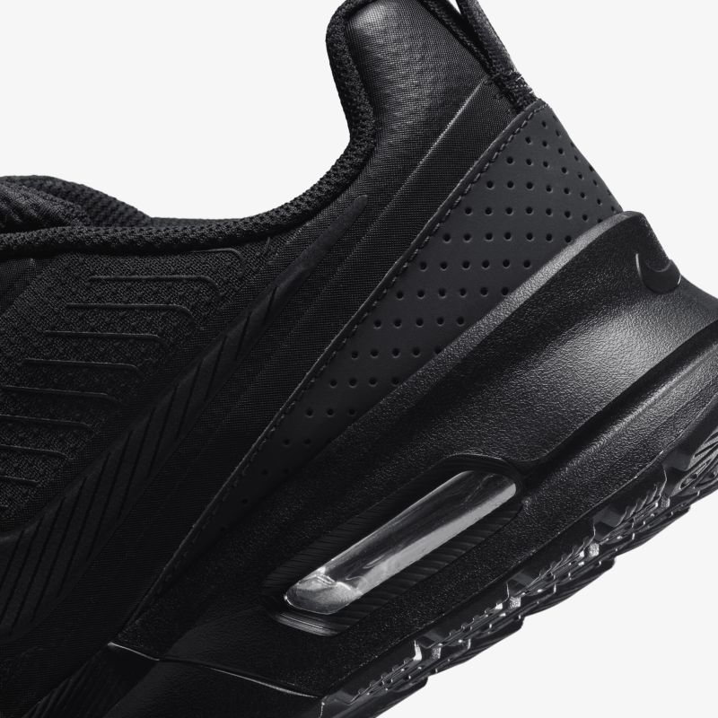 Schwarzer Sportschuh mit gepolstertem Rückenteil und sichtbarer Luftdämpfung im Absatz für optimalen Komfort