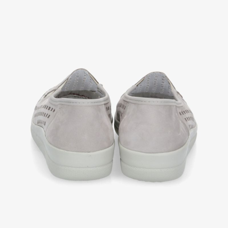 Elegante, komfortable Sneakers aus hochwertigem Material mit sportlicher Ästhetik sichtbar von hinten.