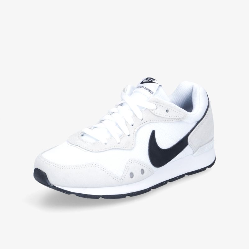 Moderner weißer Sneaker mit schwarzem Logo, ideal für Sport und Alltag, bietet hohen Komfort und vielseitigen Stil.