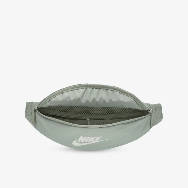 Nike Hipbag in neutralem Grauton, leichter Stoff und Reißverschluss, kompakt und praktisch für Alltag und Sport