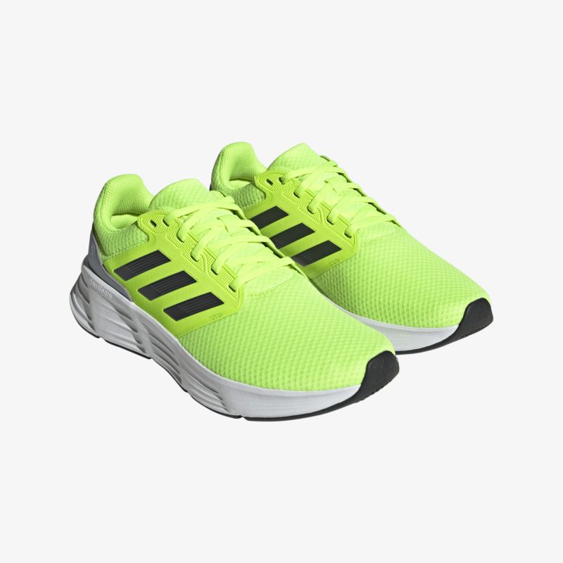 Sportliche, neongrüne Laufschuhe mit dreifachem Streifendesign und bequemer Passform für optimalen Laufkomfort.