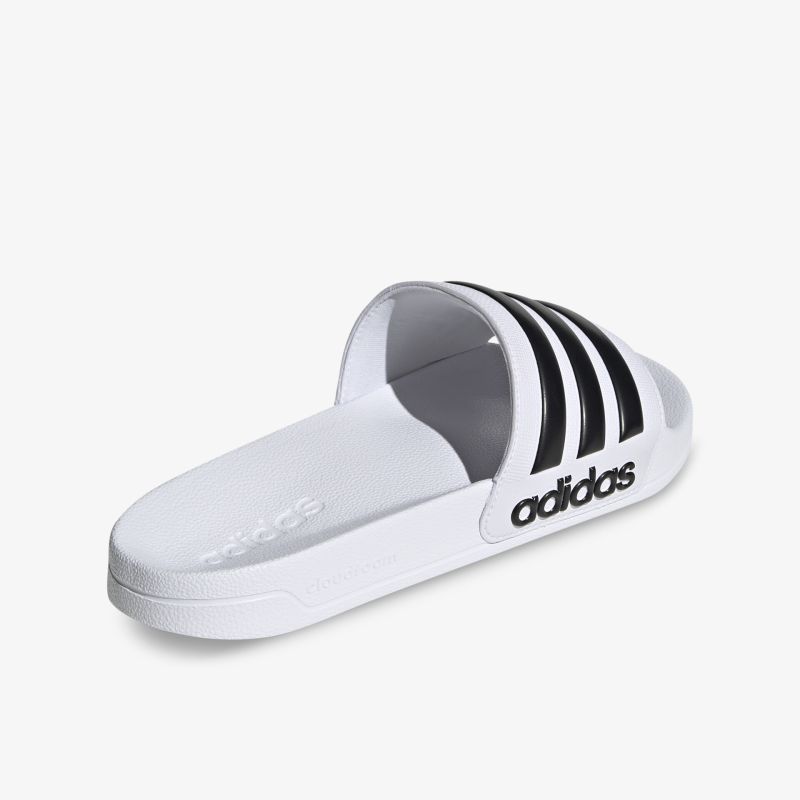Weiße Sport-Slide-Sandale mit ikonischen drei schwarzen Streifen, ideal für Freizeit und Komfort.