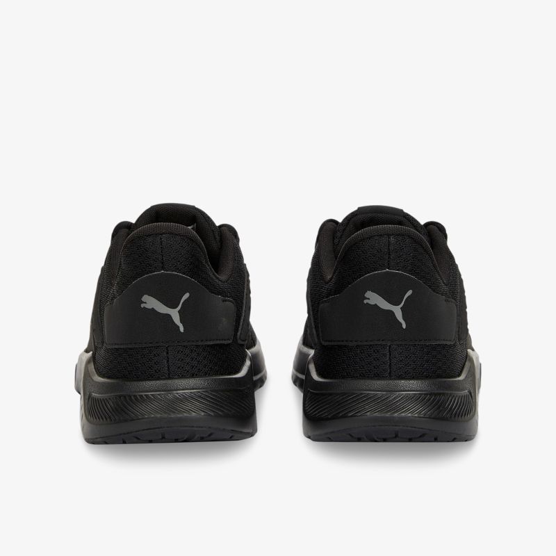 Rückansicht der schwarzen Sneaker mit markantem Markenlogo und strapazierfähiger Sohle