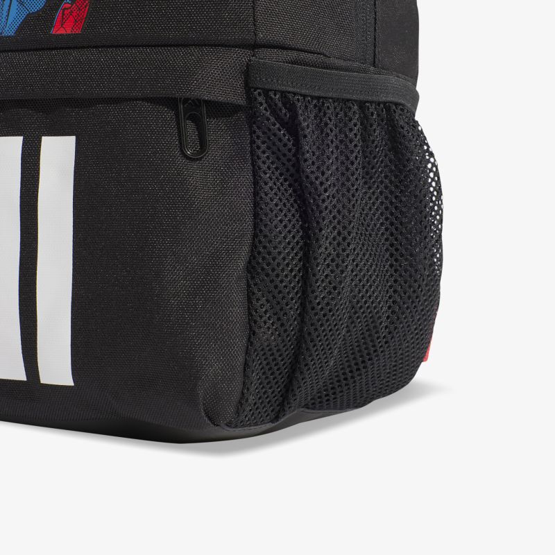 Seitlicher Detailblick auf den robusten Rucksack mit geräumigem Mesh-Fach und praktischem Reißverschlussfach