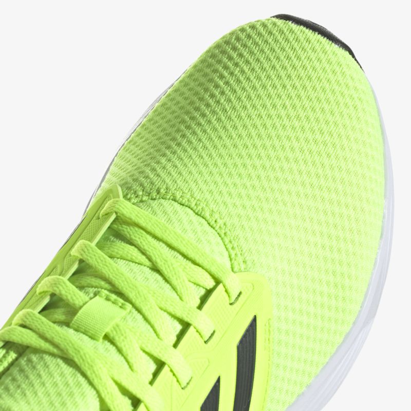 Leichter, atmungsaktiver Laufschuh in Neonfarbe für optimalen Komfort und hohe Sichtbarkeit beim Laufen.