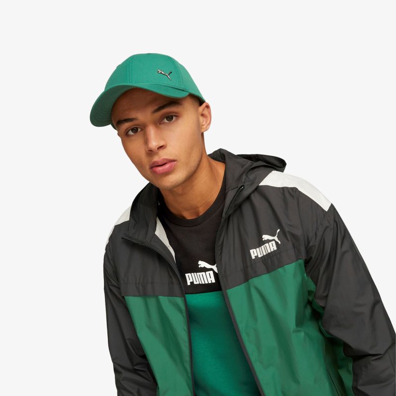 Modische grüne Puma-Cap und Jacke, sportlich-stilvoller Look