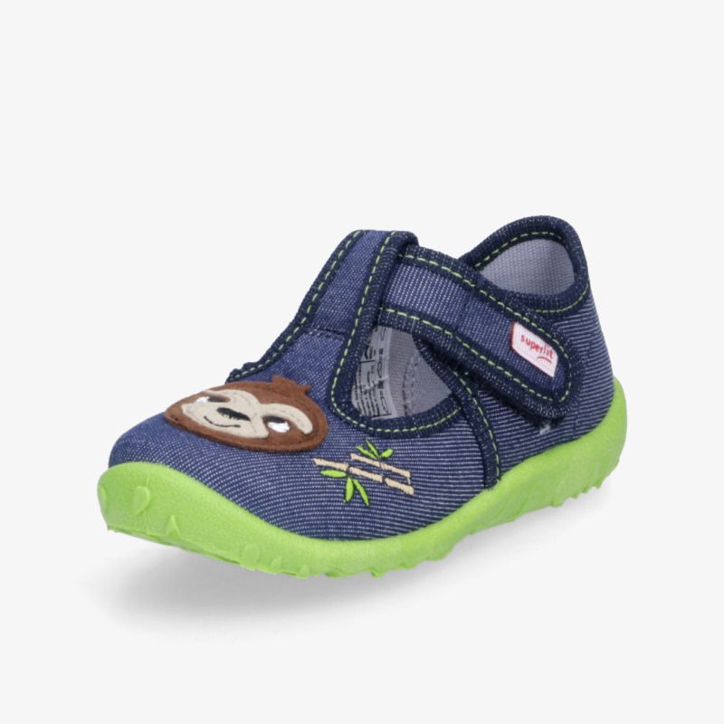 Bequemer Kinderhausschuh in Blau mit grünem flexiblem Sohlenprofil und kleinem niedlichen Faultier-Motiv vorne