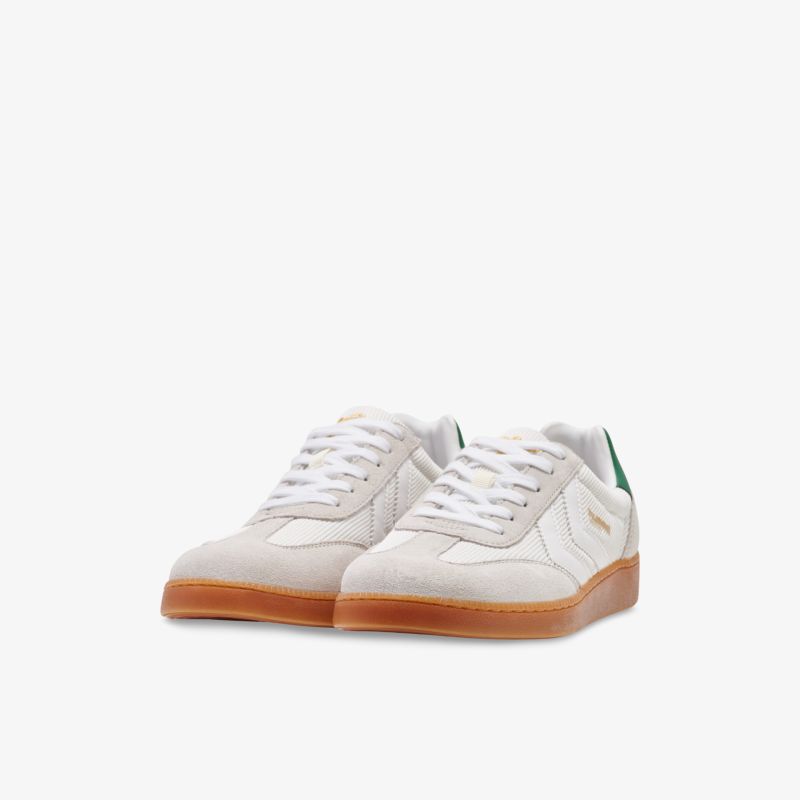 Weiße Sneaker mit brauner Sohle, sportliches Design und grünen Details. Perfekt für Alltag und Freizeit.