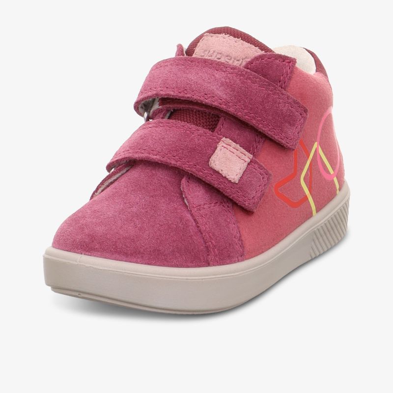 Moderner pinkfarbener Schuh mit Klettverschluss und flexibler Sohle für optimalen Tragekomfort und Stil.