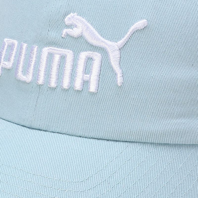 Nahaufnahme eines hellblauen Puma Caps mit besticktem weißen Logo, sportlich und modisch