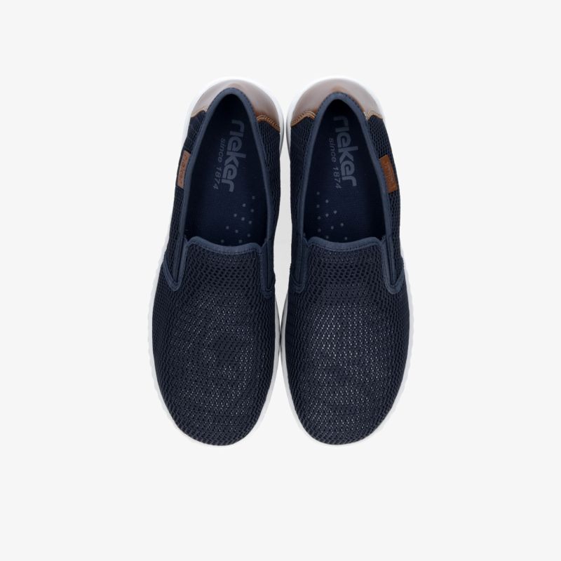 Bequeme blaue Schlupfschuhe mit elastischen Einsätzen und leichter Einstieg von oben sichtbar