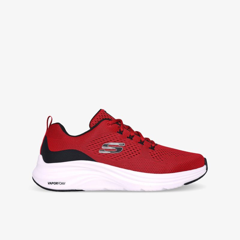Leichter roter Sportschuh mit komfortabler Passform und rutschfester Sohle in klarer Seitenansicht