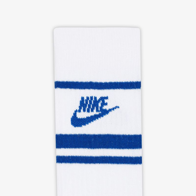 Weiße Nike Socken mit blauen Streifen bieten Komfort und sportlichen Stil für den täglichen Gebrauch.
