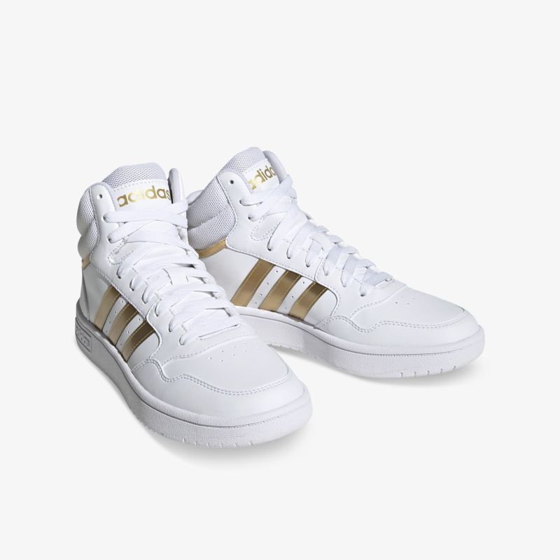 Stilvolle weiße High-Top-Sneaker mit goldenen Akzenten, ideal für modernen und sportlichen Look.